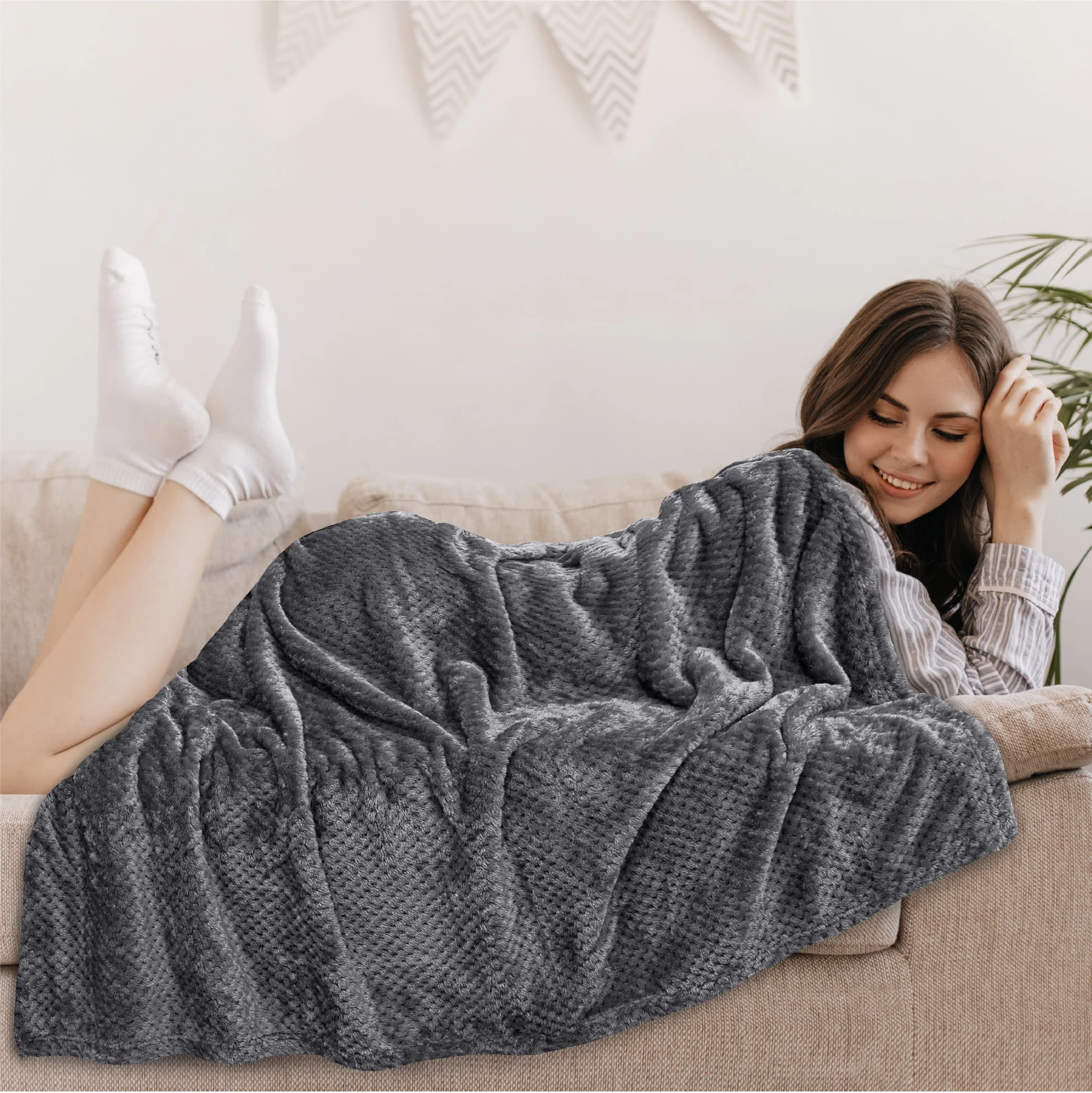 PAVILIA Waffle Fleece Throw Blanket for Couch Bed Dark Gray, Super Soft Fuzzy Cozy Blanket Sofa, Plush Warm Cute Decorative Home Decor Throw, Lightweight All Season, Charcoal Dark Grey, 50x60